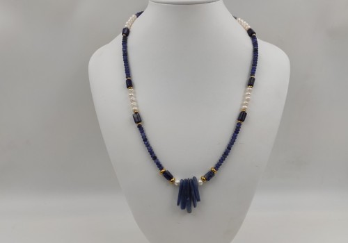 Χειροποίητο κολιέ από ατσάλι με Σοδαλίτη,Μαργαριτάρι,Κυανίτη και Αιματίτη 