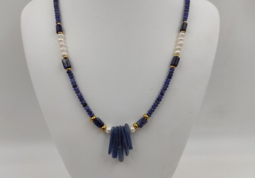 Χειροποίητο κολιέ από ατσάλι με Σοδαλίτη,Μαργαριτάρι,Κυανίτη και Αιματίτη 