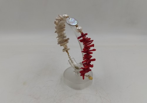 Xειροποίητο βραχιόλι από επίχρυσο ατσάλι με Μαργαριτάρι Κοράλλι και Αιματίτη Xειροποίητο βραχιόλι από επίχρυσο ατσάλι με Μαργαριτάρι Κοράλλι και Αιματίτη