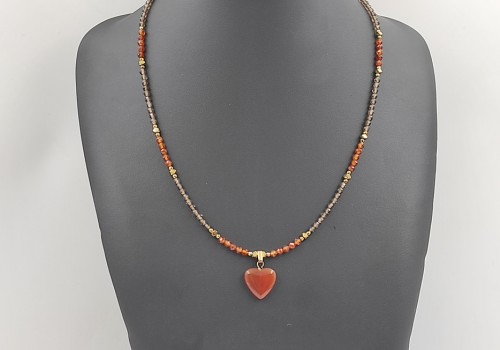 Χειροποίητο κολιέ από ατσάλι με Γρανάδα, Καπνία, Αιματίτη και Καρνεόλη καρδιά Χειροποίητο κολιέ από ατσάλι με Γρανάδα, Καπνία, Αιματίτη και Καρνεόλη καρδιά