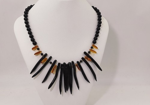 Κολιέ με Μαύρη Τουρμαλίνη, Κοράλλι Γιούσουρι & Βαλτική Κεχριμπάρι – Επίχρυσο Ασήμι 925