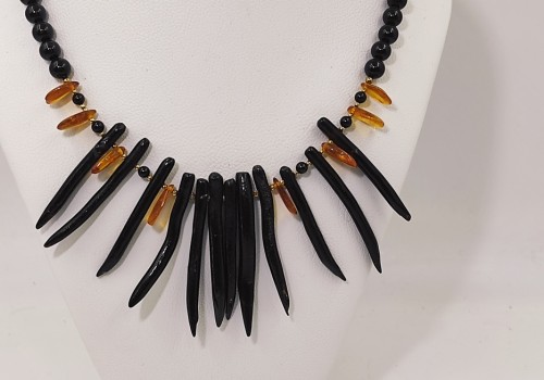 Κολιέ με Μαύρη Τουρμαλίνη, Κοράλλι Γιούσουρι & Βαλτική Κεχριμπάρι – Επίχρυσο Ασήμι 925