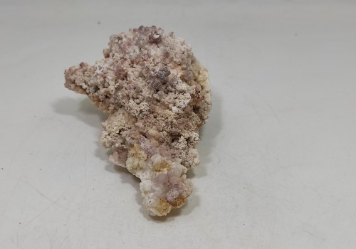 Καλσίτης η Ασβεστίτης με κιννάβαρι