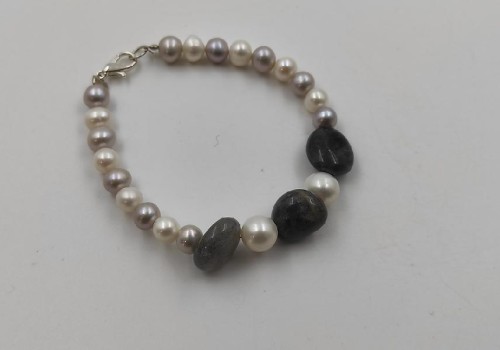 Χειροποίητο βραχιόλι με Μαργαριτάρια και Λαυραδορίτη