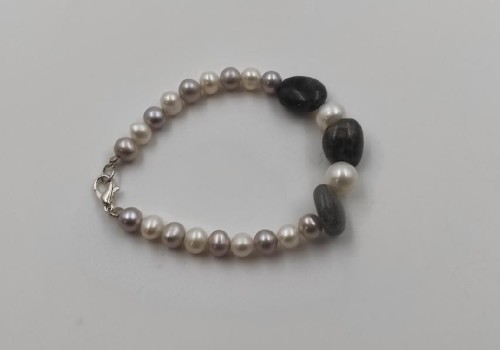 Χειροποίητο βραχιόλι με Μαργαριτάρια και Λαυραδορίτη