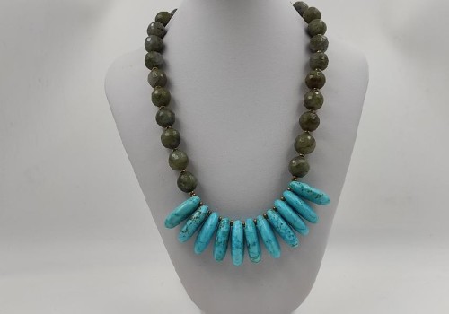 περιδαίριο από ασίμη με λαβραδορίτη, χαολίτη και αιματίτη