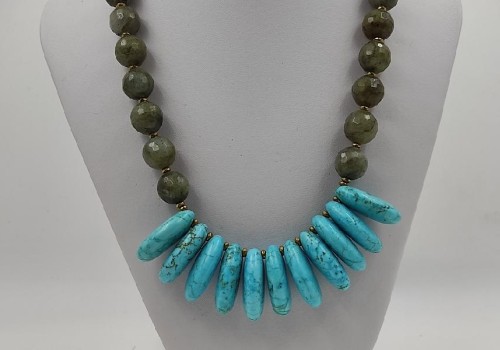 περιδαίριο από ασίμη με λαβραδορίτη, χαολίτη και αιματίτη