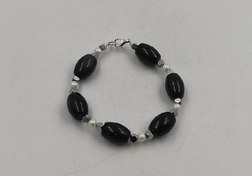 Xειροποίητο βραχιόλι από ασήμι με Αιματίτη και Μαργαριτάρι  Xειροποίητο βραχιόλι από ασήμι με Αιματίτη και Μαργαριτάρι