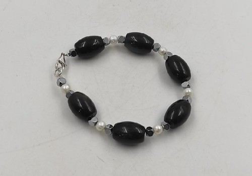Xειροποίητο βραχιόλι από ασήμι με Αιματίτη και Μαργαριτάρι  Xειροποίητο βραχιόλι από ασήμι με Αιματίτη και Μαργαριτάρι