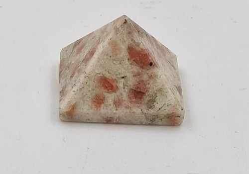 ΠΥΡΑΜΙΔΑ ΑΠΟ ΗΛΙΟΛΙΘΟ